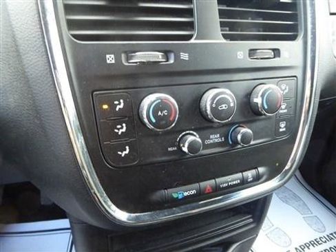 Used 2018 Dodge Grand Caravan SE image 11