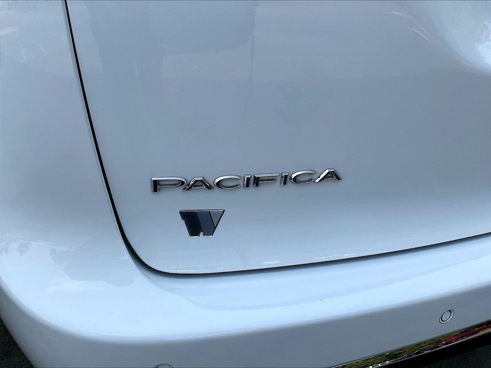 Used 2024 Chrysler Pacifica Touring-L FWD image 23