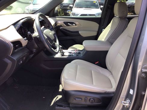 Used 2023 Chevrolet Traverse Premier FWD image 10