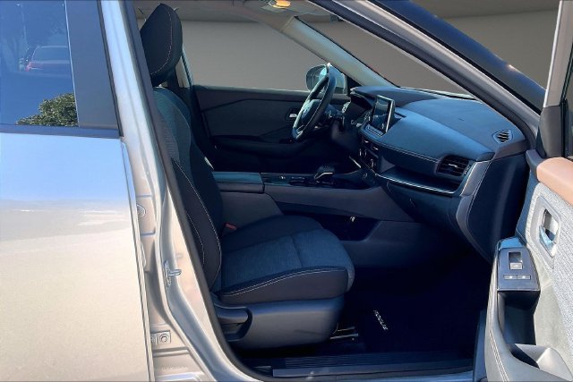Used 2023 Nissan Rogue SV FWD image 7