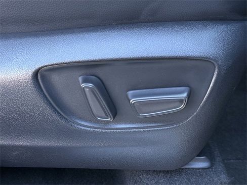 Used 2023 Toyota Highlander XLE image 32