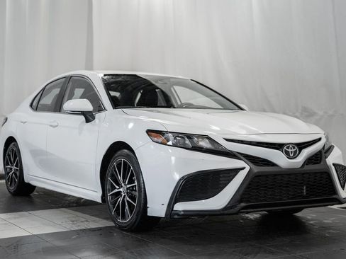 Used 2024 Toyota Camry SE image 1