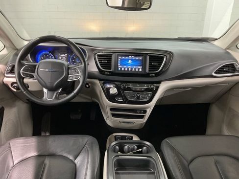 Used 2020 Chrysler Pacifica Touring-L image 6