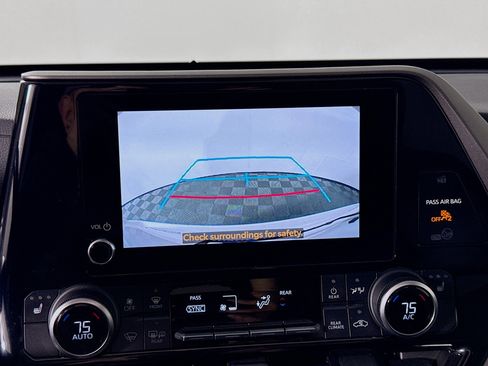 Used 2023 Toyota Highlander XLE image 16