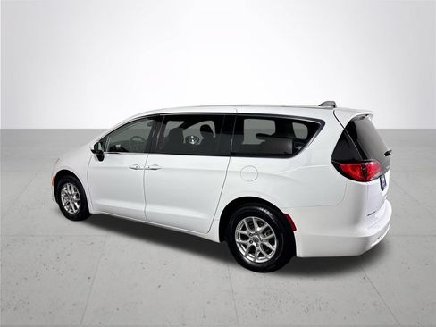 Used 2022 Chrysler Voyager LX FWD image 8