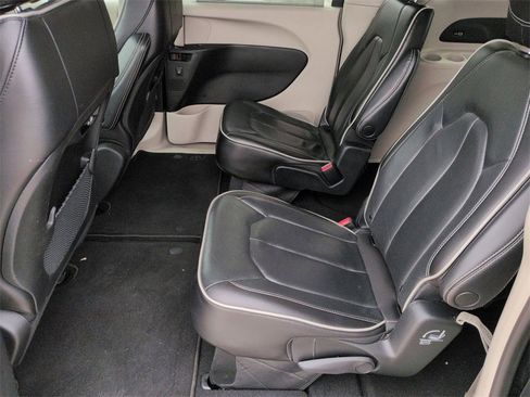 Used 2023 Chrysler Pacifica Limited image 25