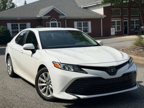 Used 2018 Toyota Camry LE FWD image 7