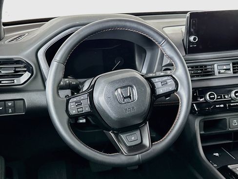 Used 2025 Honda Pilot TrailSport image 18