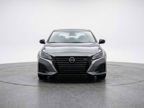 Used 2025 Nissan Altima 2.5 SV FWD image 2