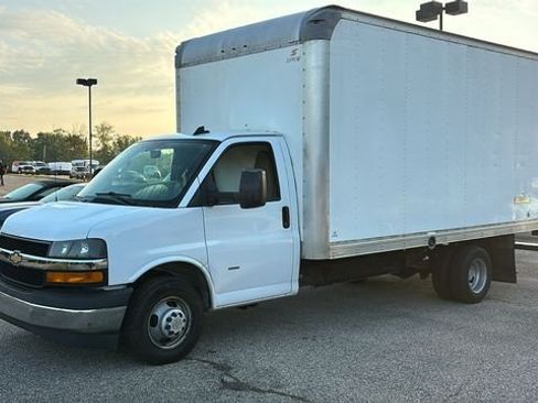 Used 2020 Chevrolet Express 3500 Extended w/ Power Convenience Package RWD image 3