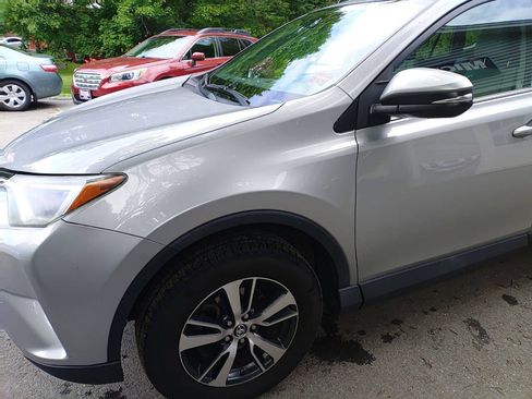 Used 2018 Toyota RAV4 XLE AWD/4WD image 2