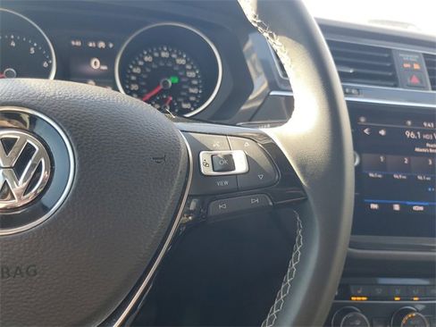 Used 2021 Volkswagen Tiguan SE image 18