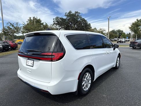 New 2026 Chrysler Pacifica Select image 3