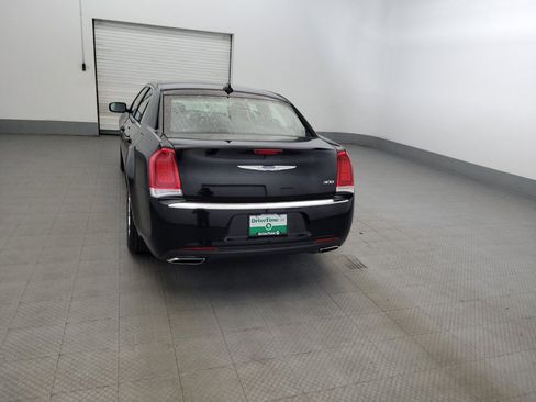 Used 2019 Chrysler 300 Touring RWD image 6