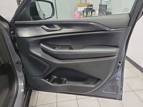 Used 2025 Jeep Grand Cherokee Altitude image 24