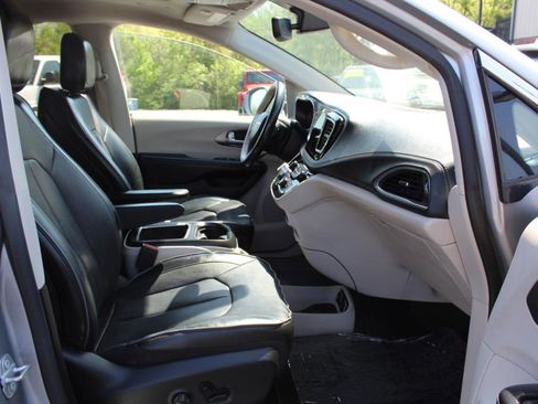 Used 2019 Chrysler Pacifica Limited image 11