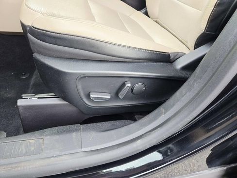 Used 2020 Ford Escape Titanium image 40