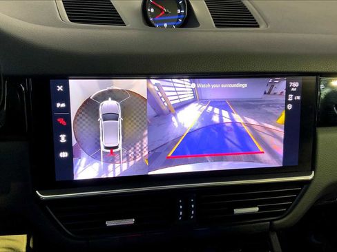 Used 2023 Porsche Cayenne w/ Premium Package image 31