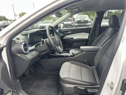 Used 2025 Chevrolet Trax LT w/ LT Convenience Package FWD image 16