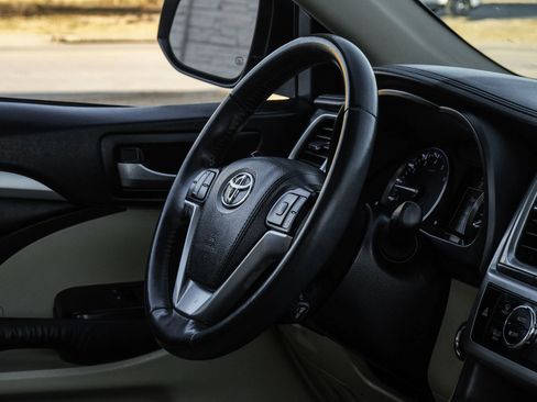 Used 2015 Toyota Highlander XLE FWD image 17