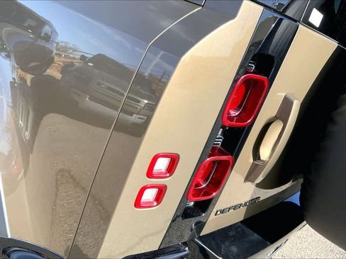 Used 2025 Land Rover Defender 110 X-Dynamic SE image 25