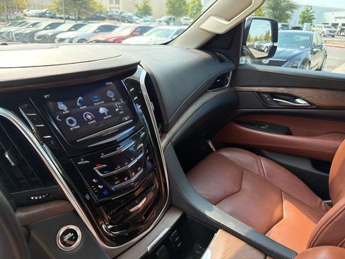 Used 2020 Cadillac Escalade Premium Luxury RWD image 28