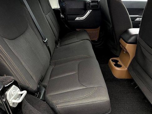 Used 2017 Jeep Wrangler Unlimited Rubicon w/ Connectivity Group image 28