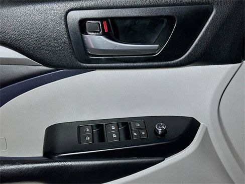 Used 2018 Toyota Highlander XLE image 15
