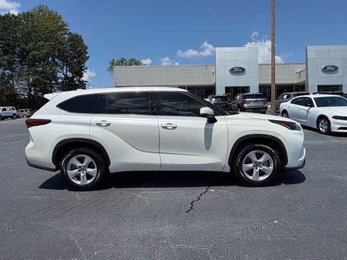 Used 2021 Toyota Highlander L FWD image 3