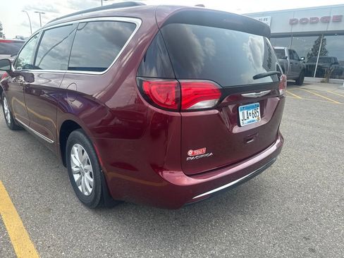 Used 2017 Chrysler Pacifica Touring-L FWD image 5