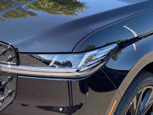 New 2027 Lincoln Navigator Reserve w/ Jet Appearance Package AWD/4WD image 4
