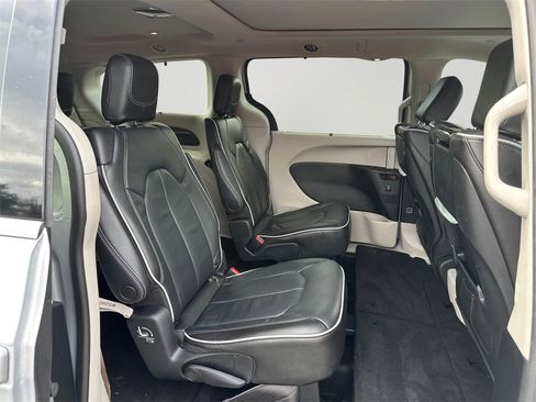Used 2022 Chrysler Pacifica Limited w/ Uconnect Theater Family Group image 13