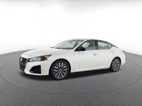 Used 2025 Nissan Altima 2.5 SV FWD image 3