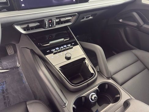 Certified 2024 Porsche Cayenne AWD/4WD image 23