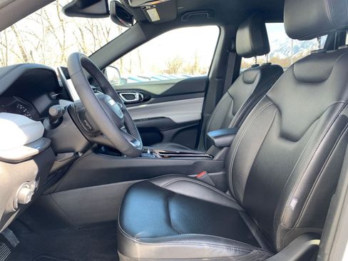 Used 2025 Jeep Compass Limited image 28