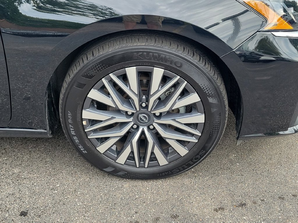 Used 2025 Nissan Altima 2.5 SV FWD image 8