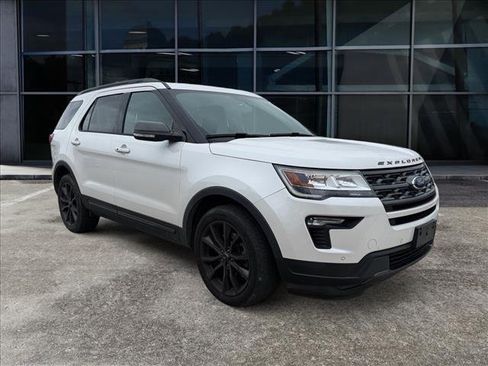 Used 2018 Ford Explorer XLT w/ Equipment Group 202A image 2