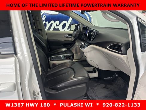 Used 2023 Chrysler Pacifica Touring-L image 4