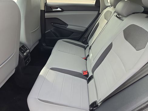 Used 2023 Volkswagen Taos SE w/ Panoramic Sunroof Package FWD image 28