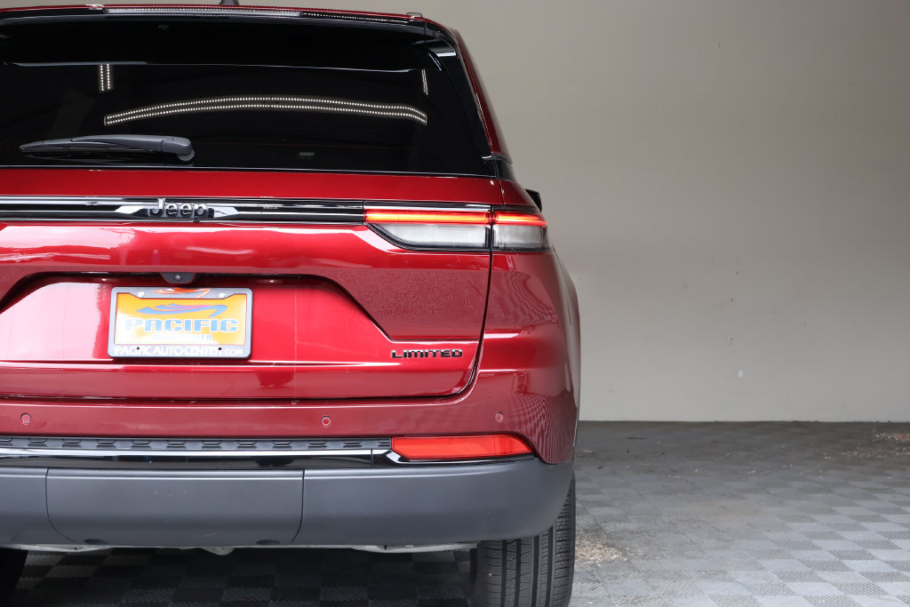 Used 2025 Jeep Grand Cherokee Limited w/ Black Appearance Package AWD/4WD image 12
