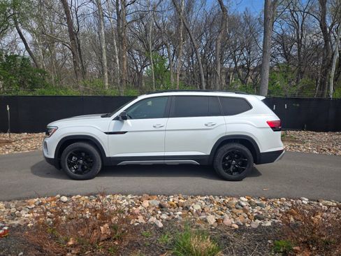 New 2026 Volkswagen Atlas Peak Edition AWD/4WD image 2