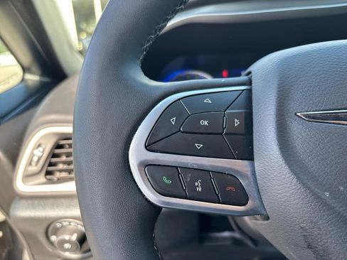 Used 2025 Chrysler Pacifica Select FWD image 17