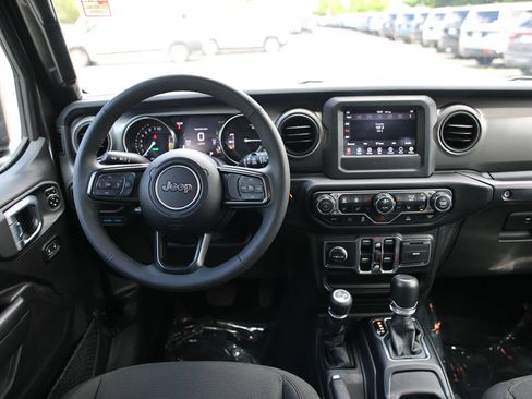 Used 2023 Jeep Wrangler Unlimited w/ Cold Weather Group AWD/4WD image 19