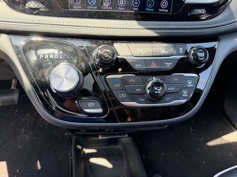 Used 2020 Chrysler Pacifica Limited w/ Advanced Safetytec Group FWD image 30