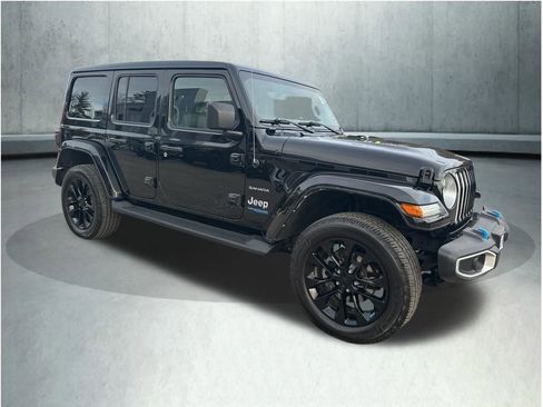 Used 2022 Jeep Wrangler Unlimited Sahara w/ Cold Weather Group image 9