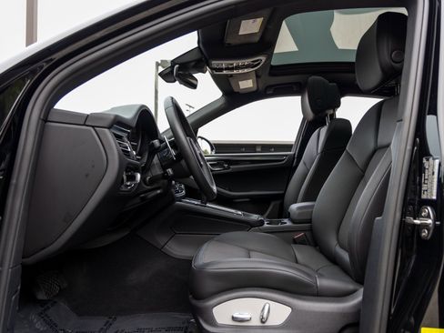 Certified 2025 Porsche Macan image 25