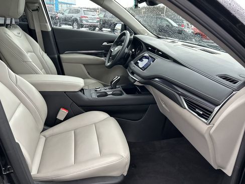 Used 2022 Cadillac XT4 Luxury w/ Cold Weather Package image 13