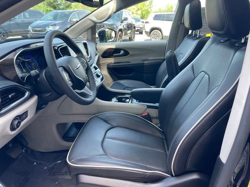 Used 2024 Chrysler Pacifica Limited AWD/4WD image 12