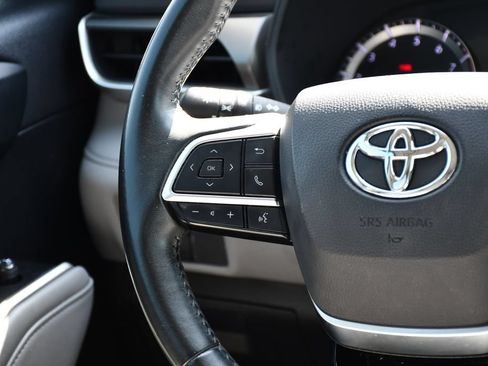Used 2021 Toyota Highlander LE FWD image 26