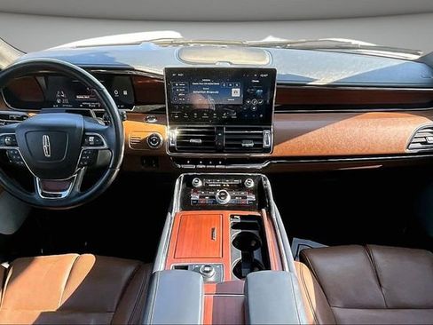 Used 2023 Lincoln Navigator Reserve image 7